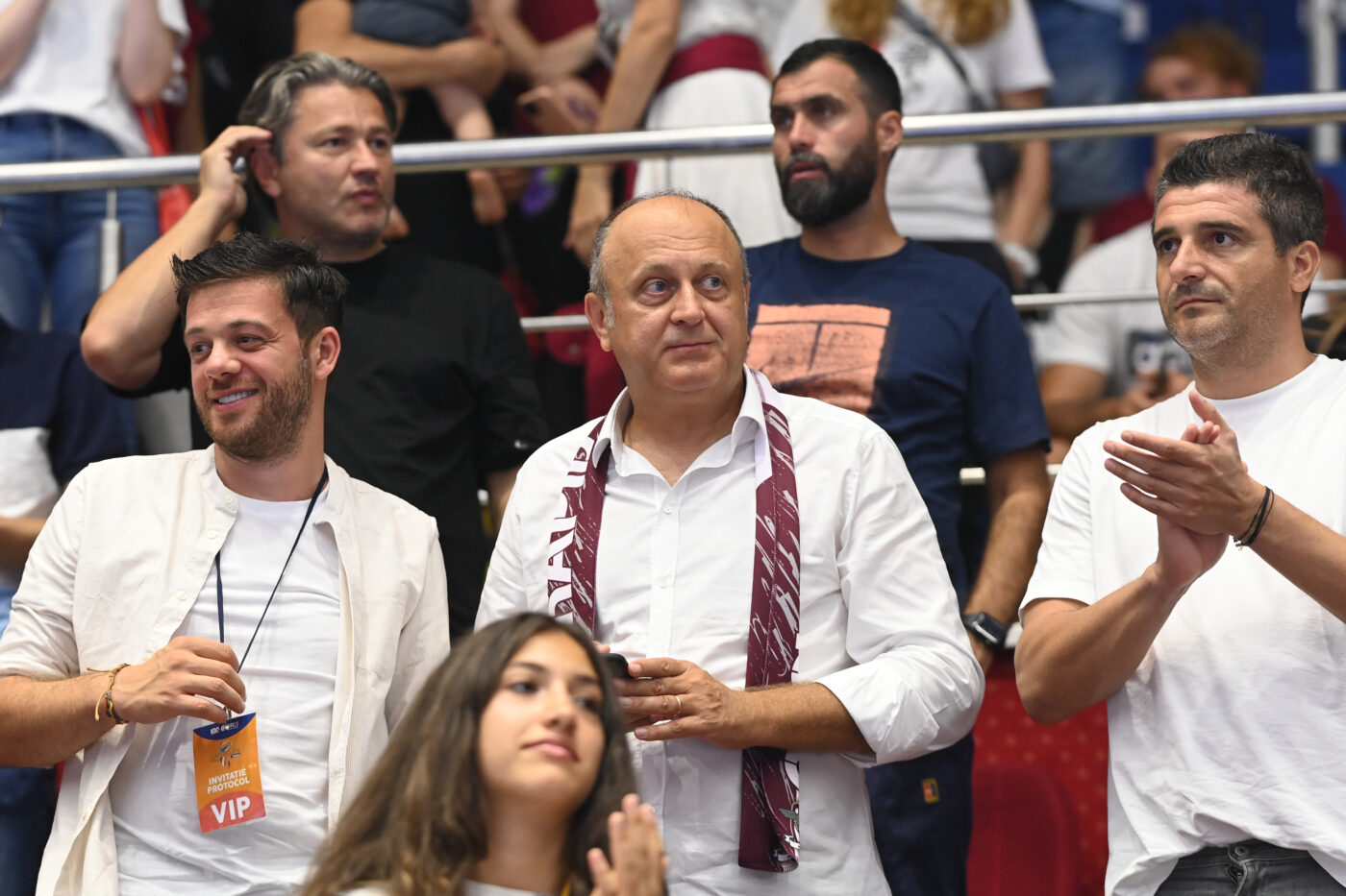vDe-ce-se-imbratiseaza-Dan-Sucu-intai-cu