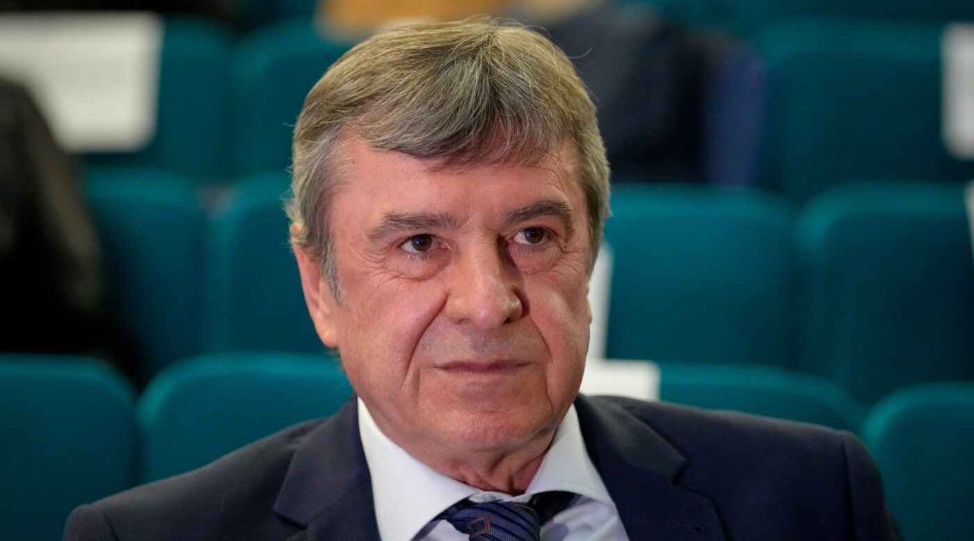 Cum-arata-acum-Dorin-Mateut.-Aparitie-extrem-de-rara-in-public-a-legendarului-fotbalist-de-la-Dinamo-1400x778.jpg