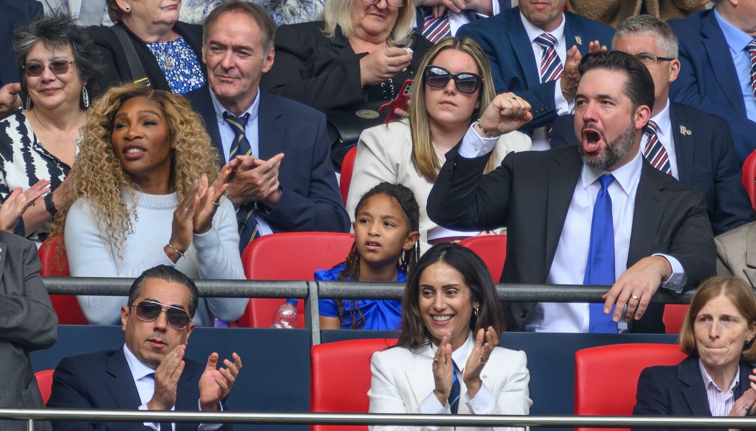 Serena Williams şi soțul ei afacerist au venit la meciul echipei din Anglia unde au devenit acționari prin plata a 24.000.000 de euroSerena Williams şi soțul ei afacerist au venit la meciul echipei din Anglia unde au devenit acționari prin plata a 24.000.000 de euro