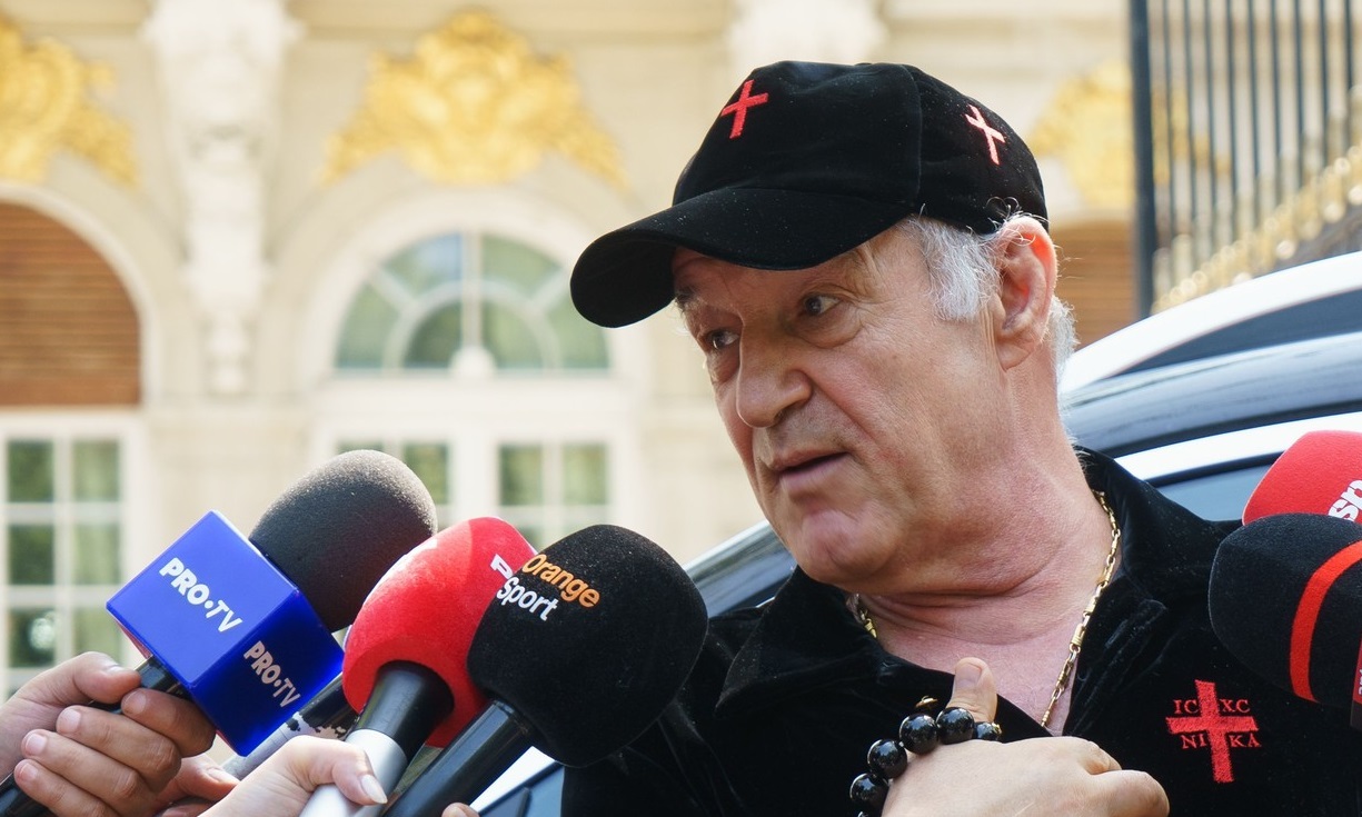 „Facem-pachete.-Gigi-Becali-stie-cum-ia-4.000.000-de-euro-de-la-romani.jpg