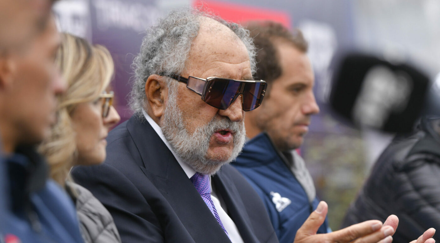 „Isi-pune-creierul-la-contributie.-Ion-Tiriac-e-laudat-pentru-carisma-iesita-din-comun-de-romanul-care-a-facut-avere-din-noroc-in-Bahamas-scaled-e1755413881334-1400x773.jpg