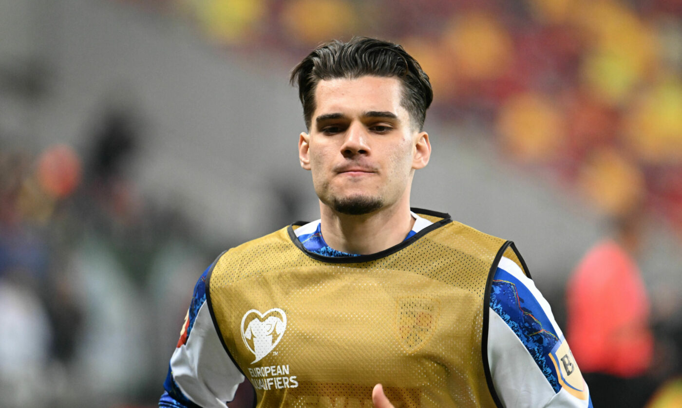 „Rapid-i-a-oferit-700.000-de-euro-pe-an-lui-Ianis-Hagi.-Decizia-pe-care-a-luat-o-fiul-lui-Gica-Hagi-cu-varianta-din-Israel-pe-masa-„Inteleg-ca-ar-fi-semnat-prin-fratii-Becali-scaled-e1755768542140-1400x838.jpg