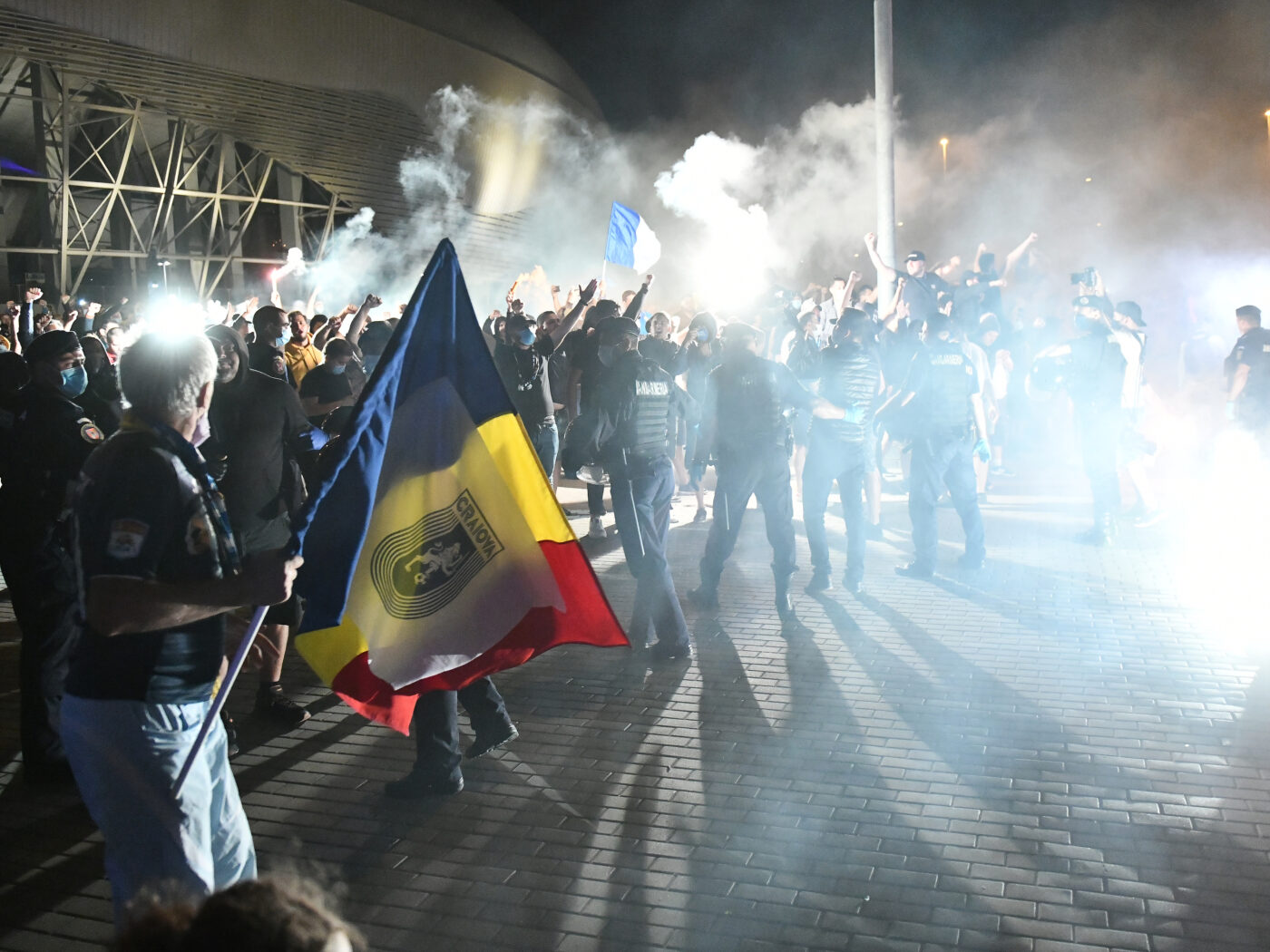 Bănia dă-n clocot! Fani din toată ţara şi de peste hotare au venit să vadă cel mai important meci al Universităţii din ultimele decenii
