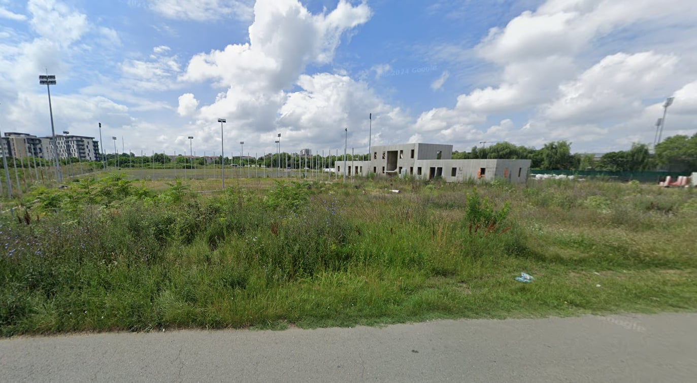 Baza sportivă, părăsită pe un teren plin de ciulini, se poate transforma într-o bijuterie a importantului oraș din România. Au venit 8 oferte pentru refacerea structurii abandonate