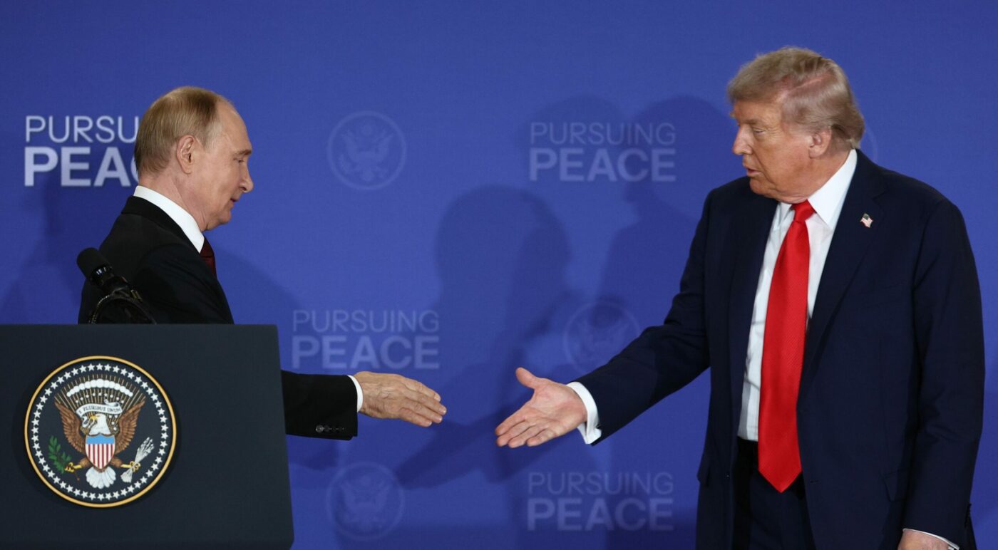 Cel-mai-mare-dusman-al-lui-Vladimir-Putin-a-distrus-gestul-lui-Donald-Trump-de-la-intalnirea-in-care-SUA-a-fost-subordonata-de-Rusia-si-de-ranjetul-presedintelui-de-la-Moscova-scaled-e1755349539938-1400x772.jpg