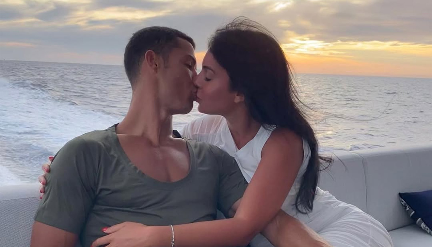 Cristiano-Ronaldo-a-imbracat-o-in-aur-pe-Georgina-Rodriguez-dupa-ce-i-a-spus-„Da.-Ce-suma-a-cheltuit-starul-portughez-pe-cadouri.jpg