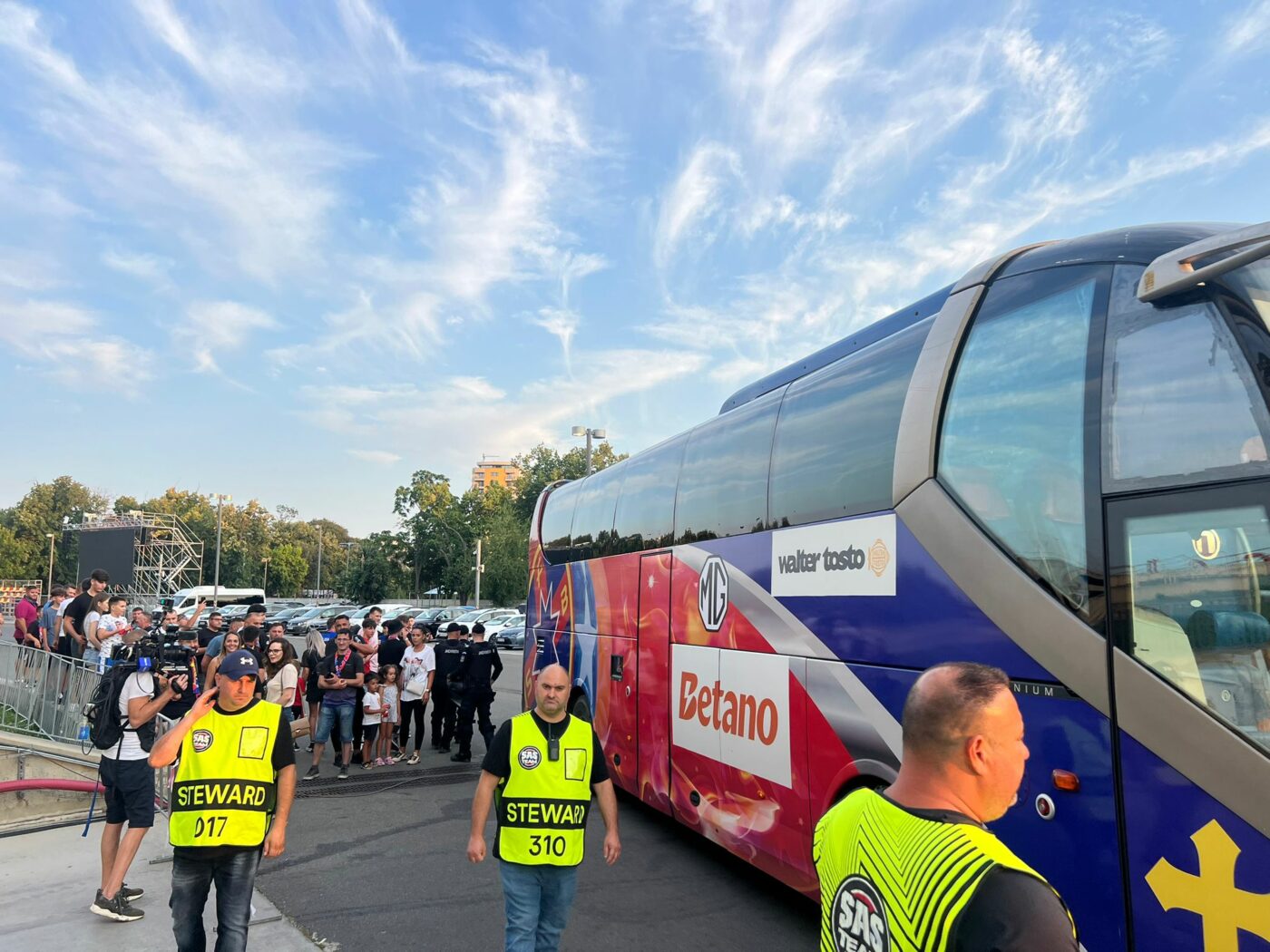 Cum-l-au-primit-fanii-FCSB-pe-Dennis-Politic-la-meciul-cu-Drita-1400x1050.jpg