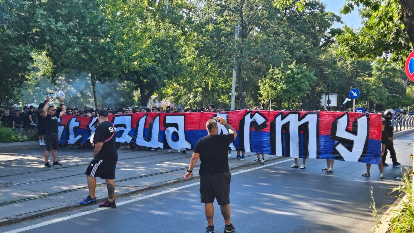 Derby-ul CS Dinamo – Steaua a început în București. Corteo al galeriei roș-albastre spre stadionul Arcul de Triumf