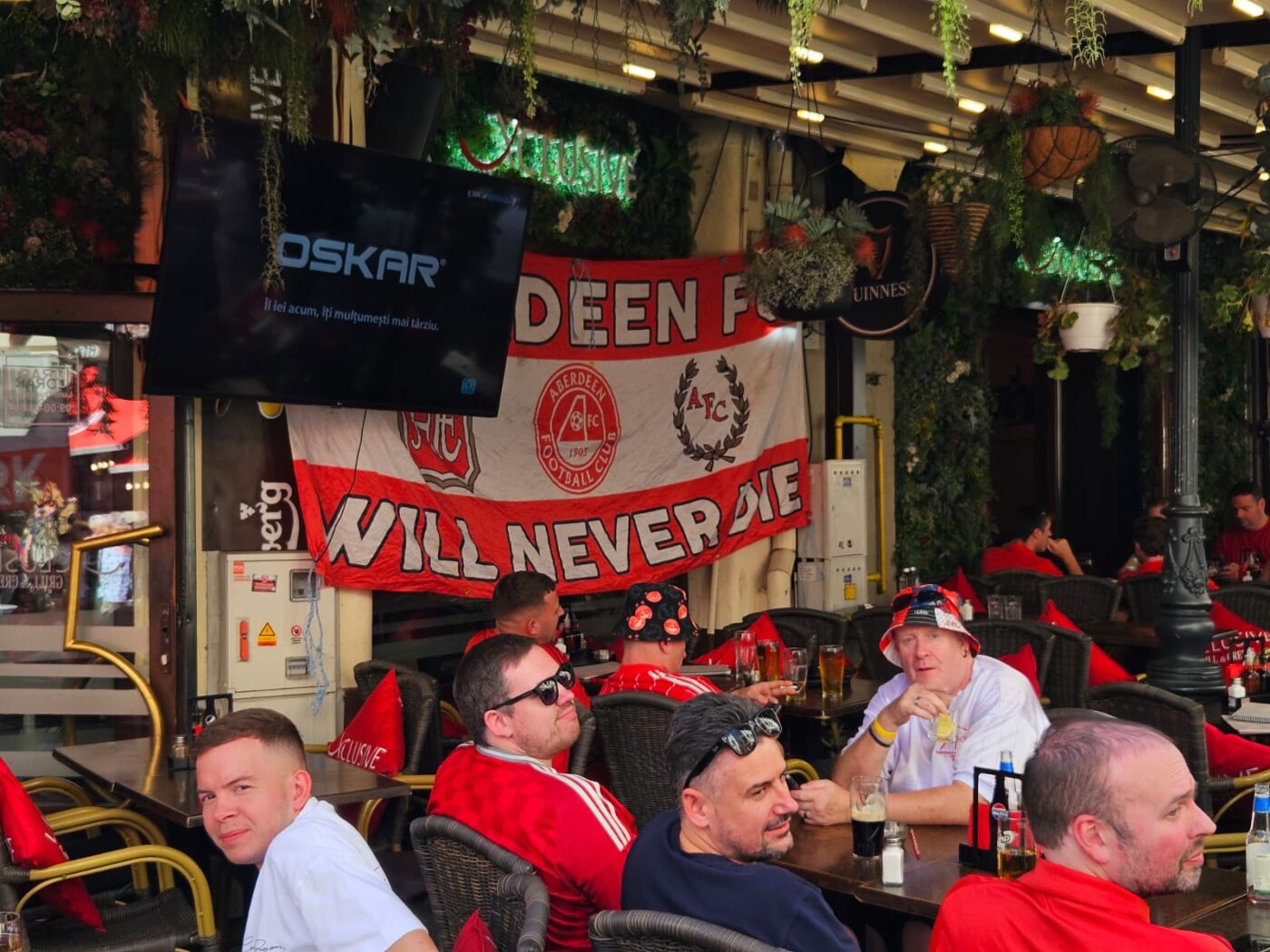 Fanii lui Aberdeen au „ocupat” Bucureștiul înaintea meciului cu FCSB! Imagini cu nebunia din Centrul Vechi: steaguri, bere și cântece