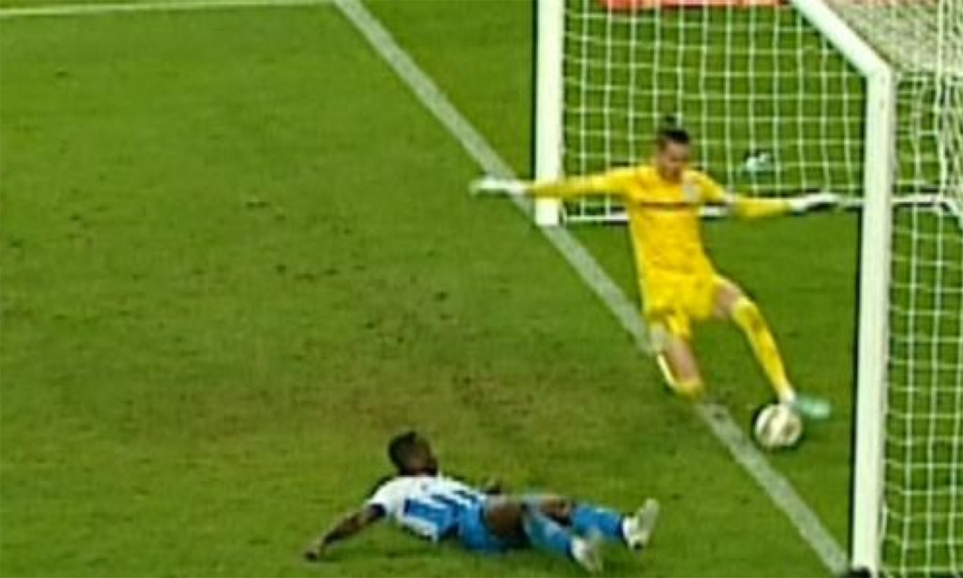 Fază controversată în Universitatea Craiova – Hermannstadt: a trecut sau nu mingea cu toată circumferința de linia porții lui Lung jr. în minutul 90+2?!