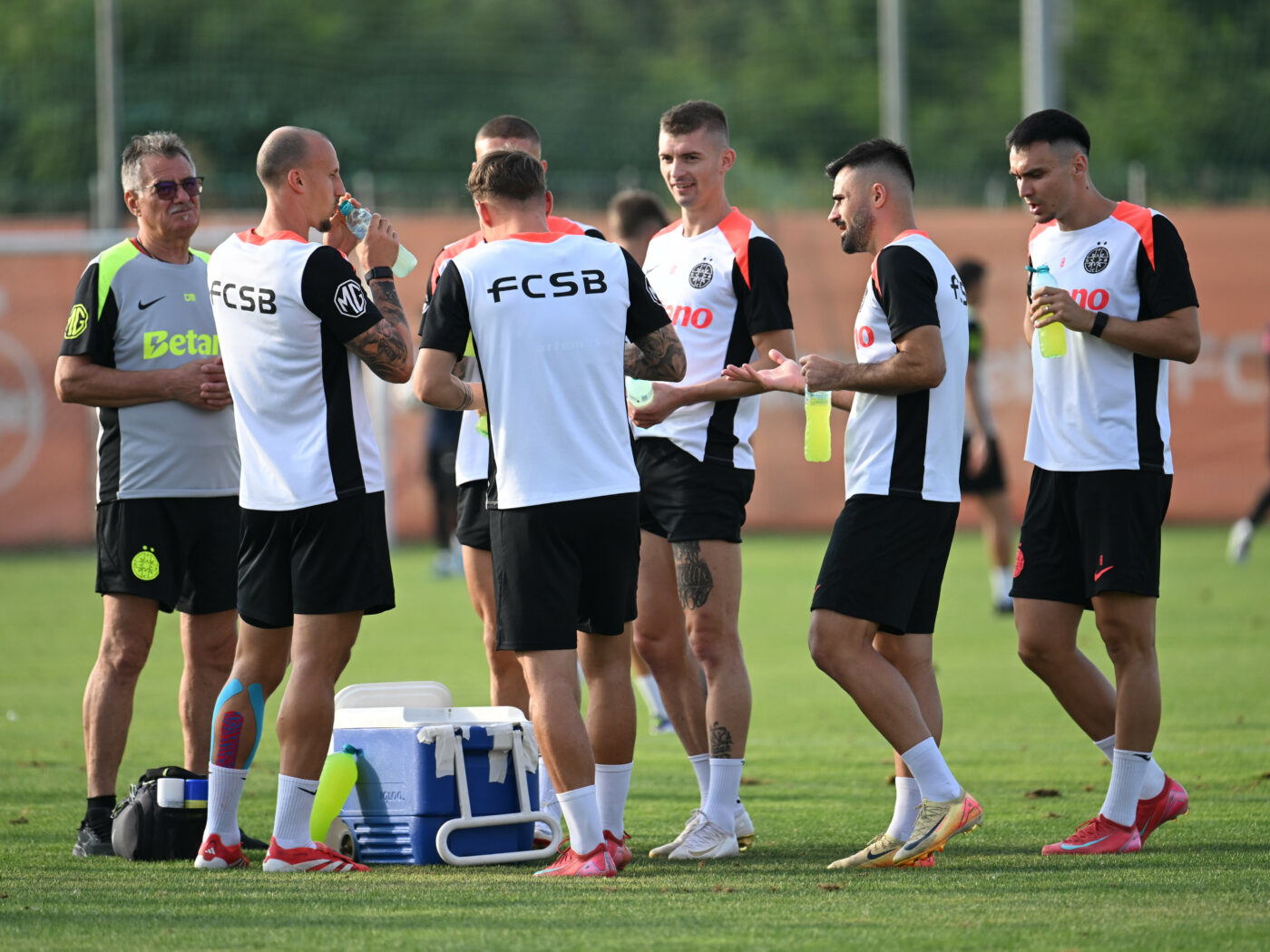 Fotbaliștii FCSB au făcut ședință în vestiar. Ce efect au criticile lui Gigi Becali: „În subconștient, ajunge puțin”
