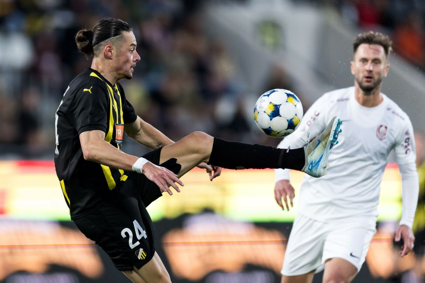 I-au făcut statuie eroului care a dat 5 pase de gol în meciul cu CFR: „N-am mai văzut pe nimeni făcând asta”