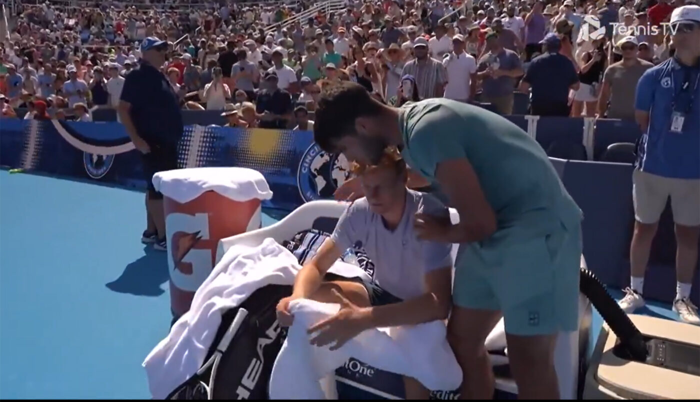 Imagini şocante cu Jannik Sinner în lacrimi! Carlos Alcaraz l-a umilit în finala de la Cincinnati, iar italianul s-a retras în primul set
