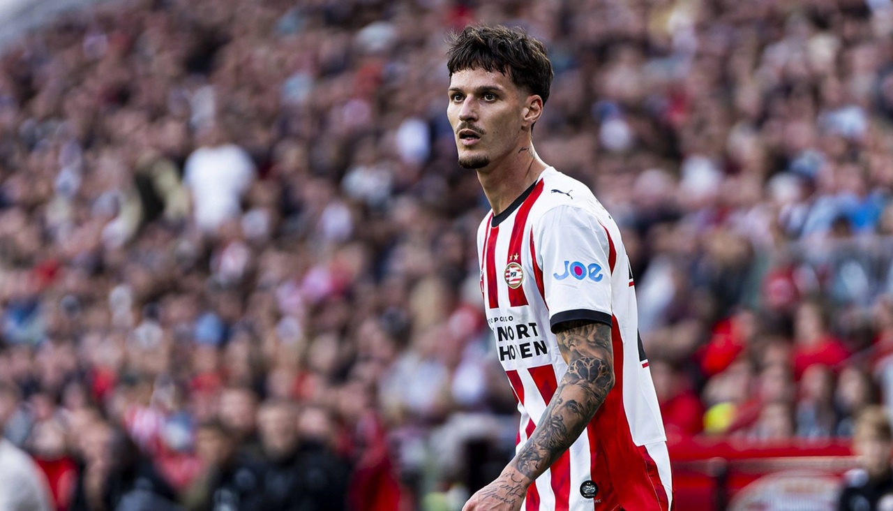 Nici-cu-Gigi-Becali-n-a-patit-asa-ceva-Ce-i-a-facut-antrenorul-lui-PSV-lui-Dennis-Man.jpg