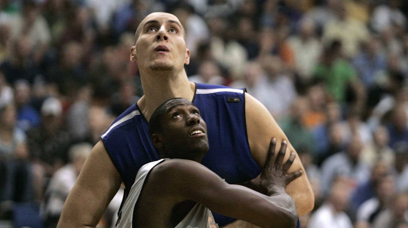Nu-s-a-mai-vazut-asa-ceva.-Fostul-jucator-din-NBA-a-devenit-cel-mai-inalt-fotbalist-din-istorie.-Rusul-are-2.26-metri-si-a-jucat-in-Cupa-la-40-de-ani.jpg