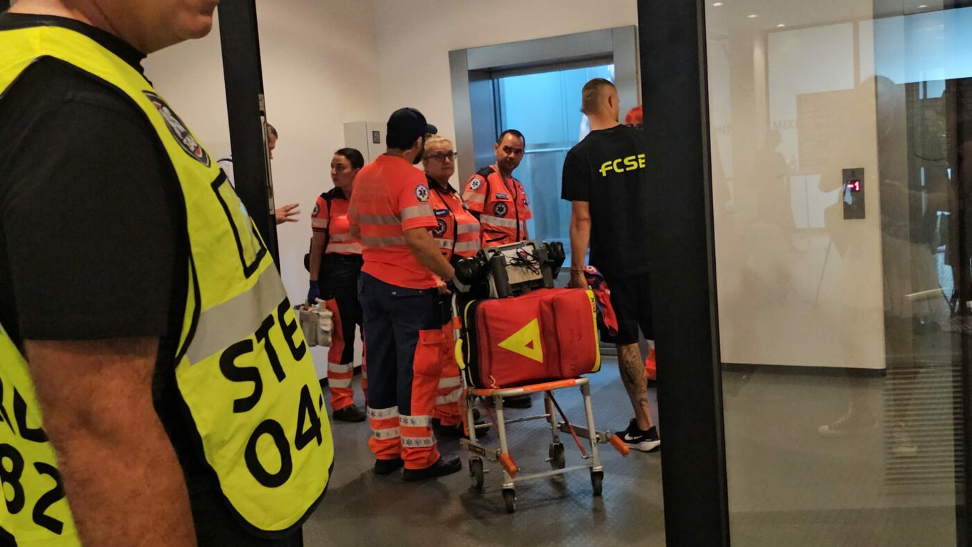 Panica-dupa-FCSB-–-Drita-3-2-si-imagini-nedorite-Antrenorului-i-s-a-facut-rau-si-medicii-s-au-dus-de-urgenta-in-vestiarul-kosovarilor-1400x788.jpg