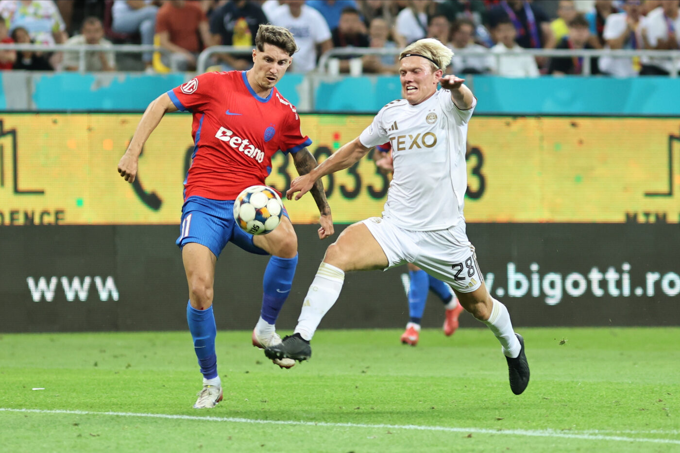 Penalty pentru FCSB și cartonaș roșu pentru Aberdeen! VAR a intervenit și arbitrul a dictat lovitura de la 11 metri pentru henț