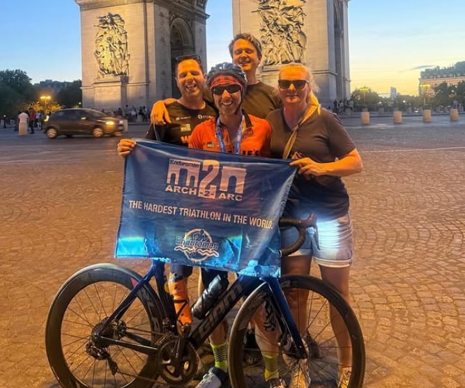 Supraomul care a înotat, a alergat și a mers cu bicicleta 466 de kilometri în 3 zile între Londra și Paris. Câți bani a strâns