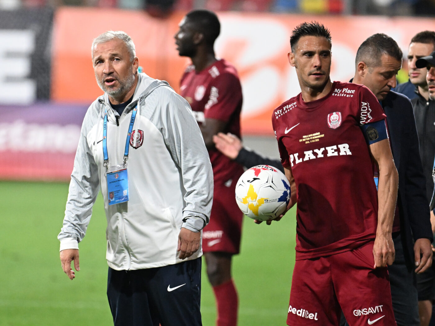 Surpriza-pentru-Mario-Camora-la-meciul-de-la-Braga.-Pana-si-Dan-Petrescu-a-parut-incantat.-„Am-auzit-ca-va-veni-un-autocar.-Marele-regret-al-portughezului.-„De-multe-ori-plang-1400x1050.jpg