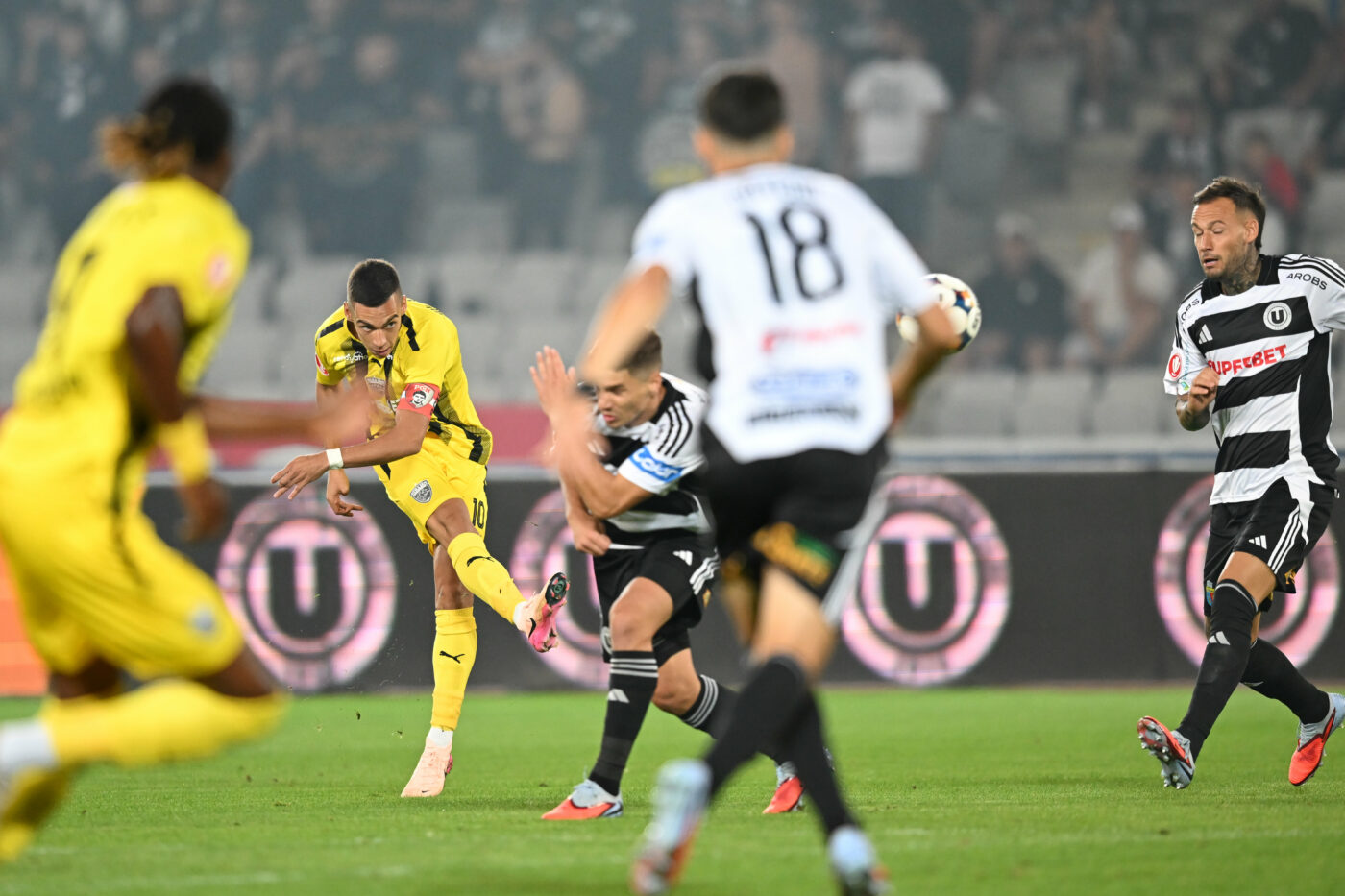 U Cluj – Dinamo 0-1, două surori în neputința de a gestiona gloria neașteptată, respectiv libertatea ieșirii din insolvență. Cronică de Gabriel Berceanu