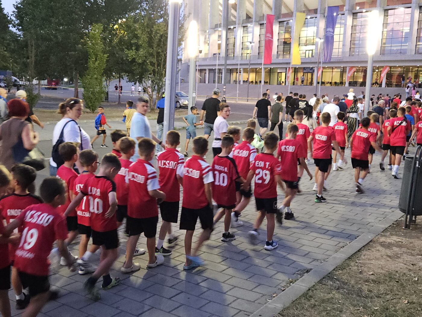 Un autocar plin cu juniori din Oradea a venit la FCSB – Drita: 53 de copii au mers s-o vadă pe campioana României în Europa League