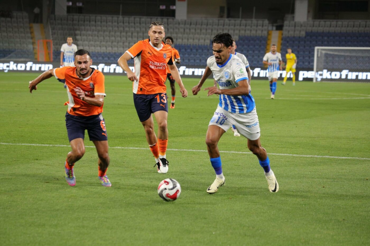 Universitatea Craiova în delir, victorie de gală cu Bașakșehir. 2-1 și se conturează grupele Conference League. Cronică de Cătălin Mureșanu