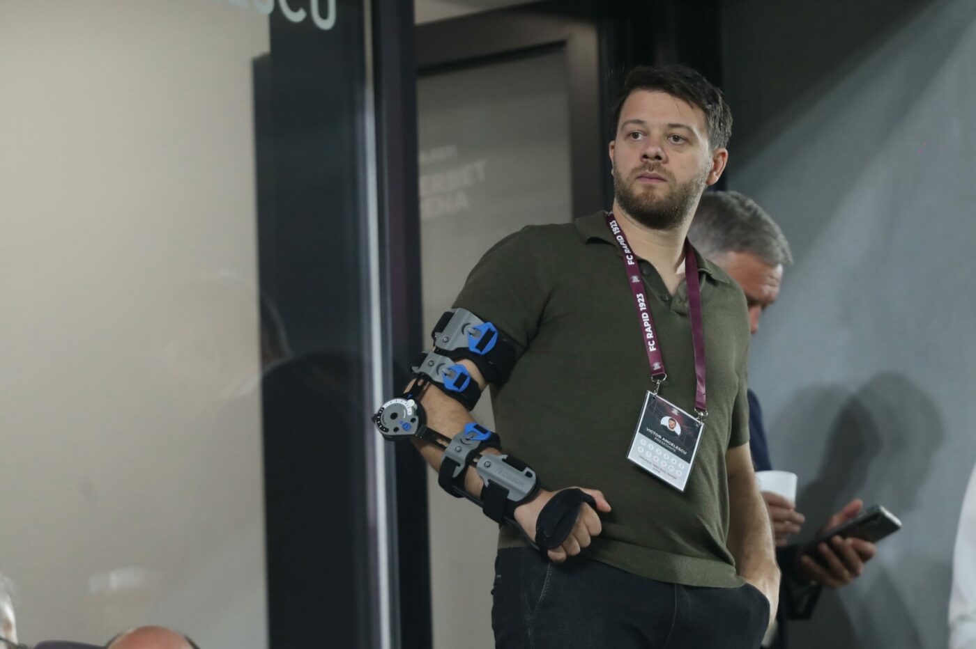 „Mâna bionică”. Acționarul Victor Angelescu a atras toate privirile cu orteza specială la Rapid – UTA