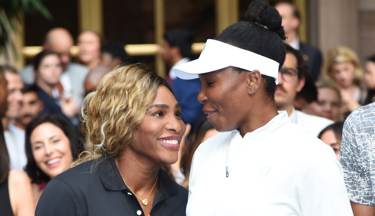 „Nu există suficiente cuvinte să spun cât sunt de mândră de tine!”. Serena Williams, plecăciune în fața surorii Venus după revenirea acesteia la 45 de ani, la US Open