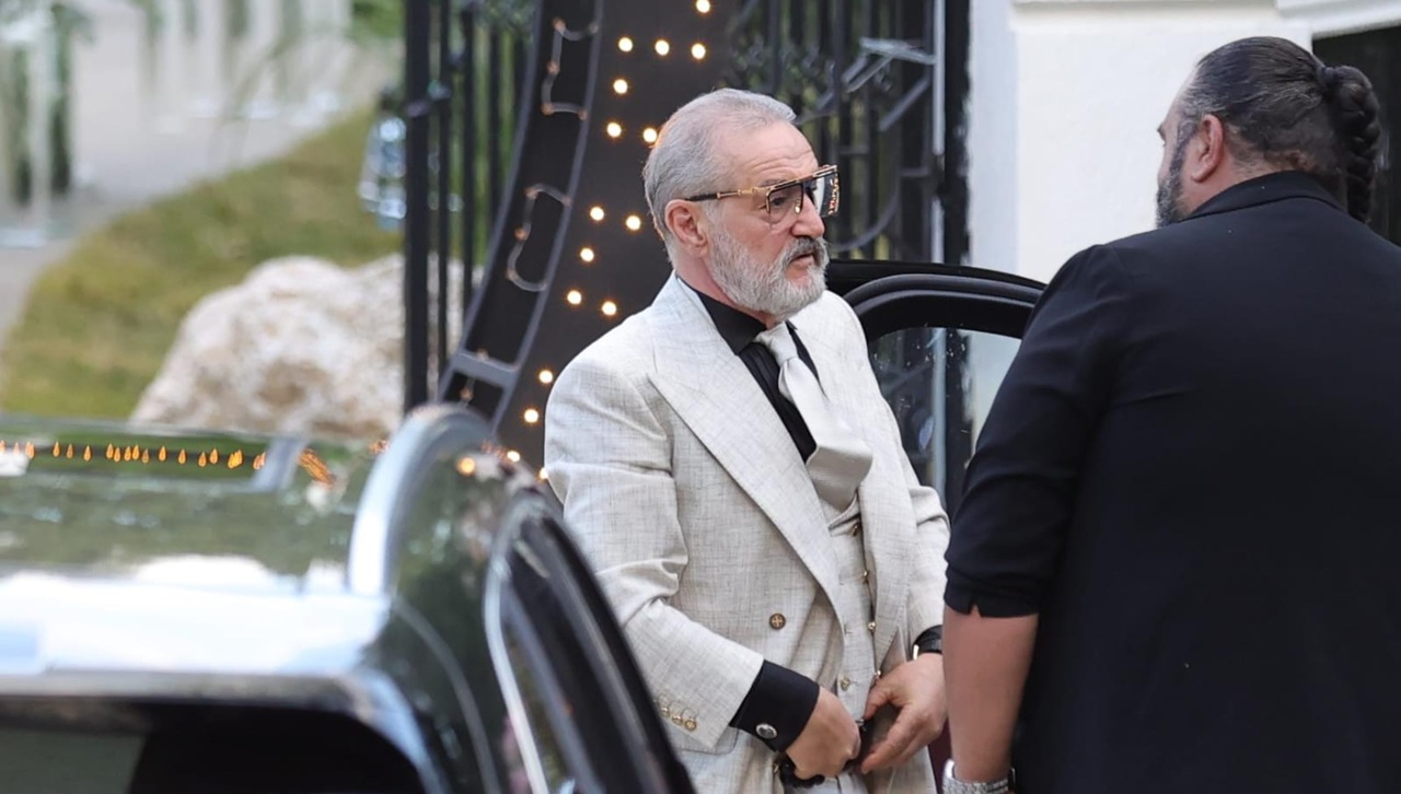 „Cand-ies-pe-strada-trebuie-sa-fiu-numarul-1.-Gigi-Becali-plateste-o-suma-uriasa-cat-pensia-lunara-a-lui-Mitica-Dragomir-pentru-fiecare-costum-de-lux.jpeg