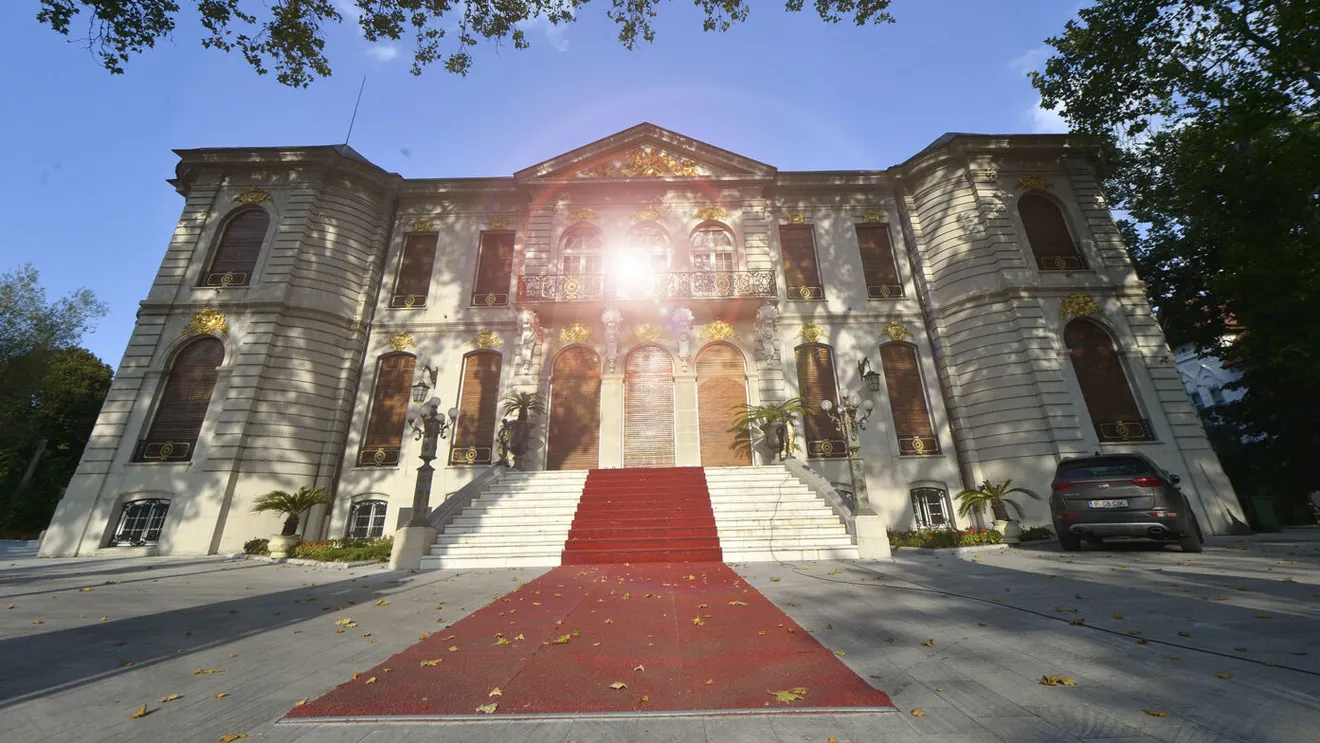 „Cunoscand-pe-Becali-am-ajuns-sa-cunosc-pe-Dumnezeu.-Imagini-cu-Palatul-de-25-de-milioane-de-euro-al-patronului-FCSB-vandalizat-iar-de-Ivanov-barbatul-care-ii-da-teroare.webp