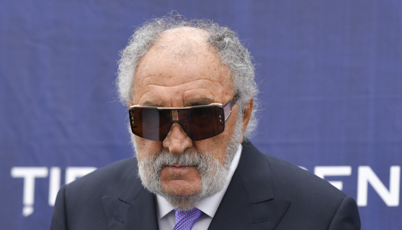 „Signor-Tiriac-per-favore-parla-con-me-Vorbeste-cu-mine.-Un-tanar-de-15-ani-s-a-dus-direct-la-magnatul-roman-iar-acum-e-celebru-in-toata-lumea-scaled-e1758277350934-1400x803.jpg