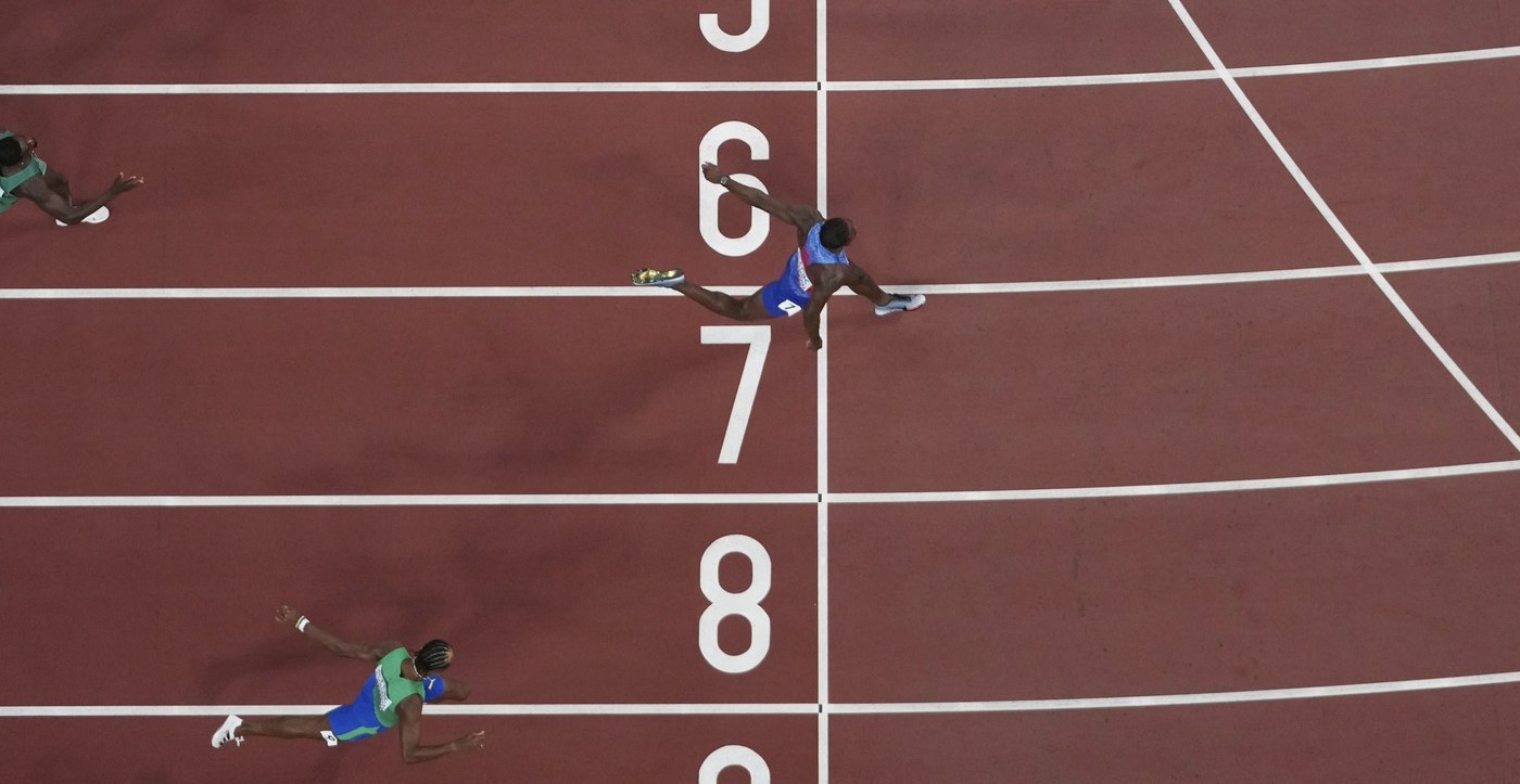 Americanul a câştigat medalia de aur la 400 de metri garduri la Mondiale, dar a fost descalificat. Ce a urmat nu s-a mai întâmplat niciodată