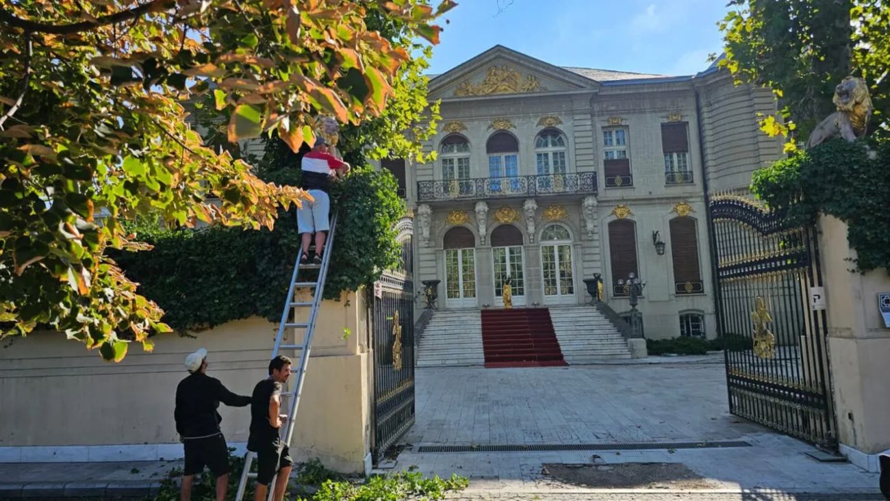 Ce-a-putut-vedea-Gigi-Becali-pe-gardul-Palatului-sau-de-zeci-de-milioane-de-euro.-A-fost-vandalizat-din-nou-dar-cu-un-mesaj-pentru-Simona-Halep.jpg