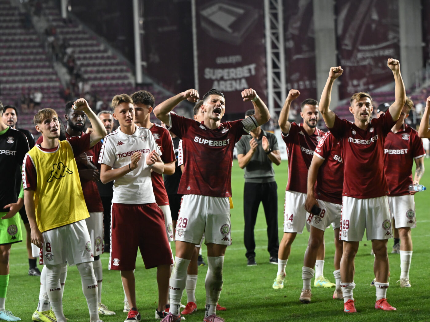 Cei trei jucători cu care Rapid domină concurența din Superliga în Echipa Etapei 8 și ce reprezentanți au FCSB, Dinamo sau Universitatea Craiova în formația ideală a rundei