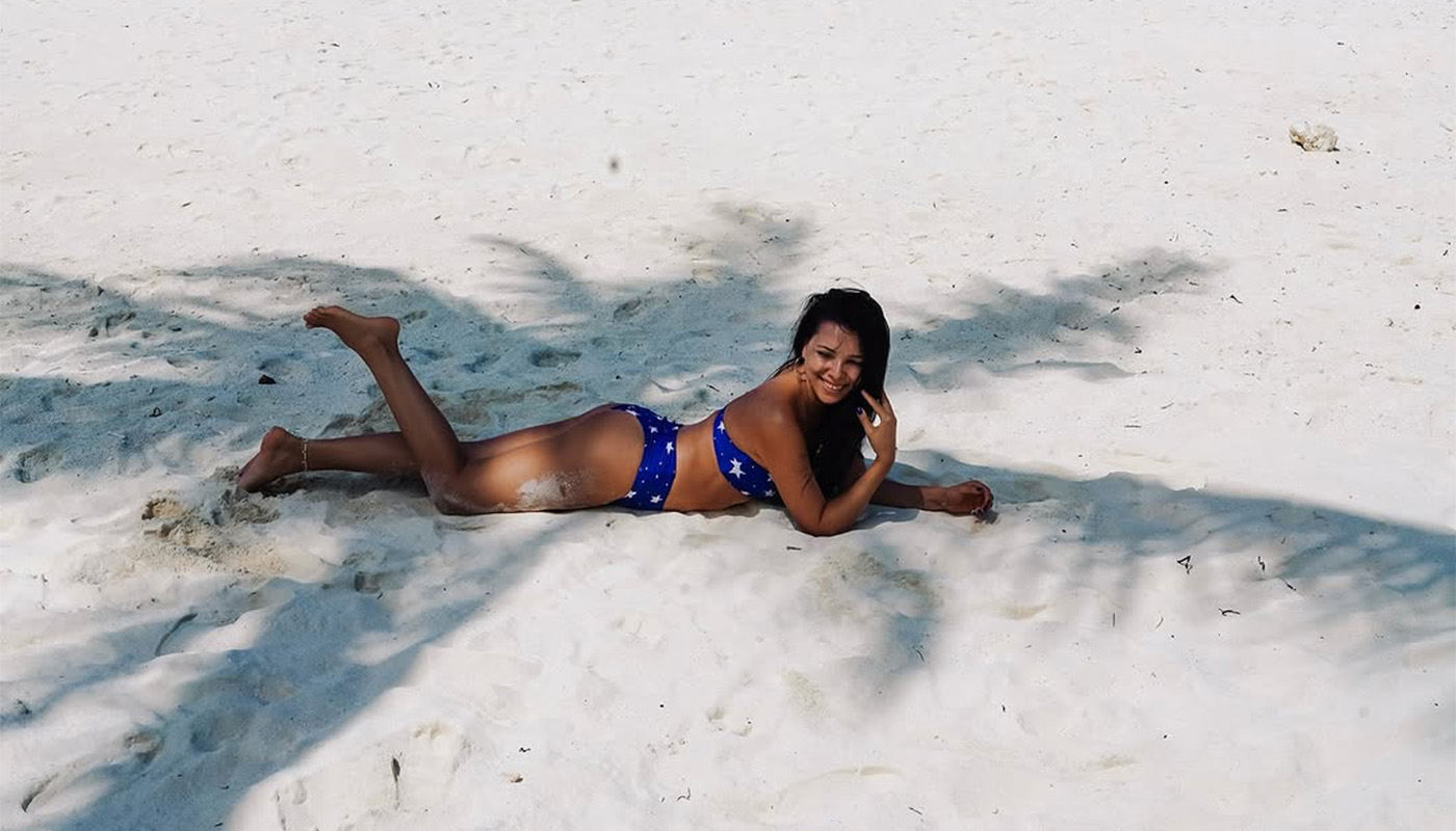 Corina Caragea, răvăşitoare în costum de baie în Bora Bora