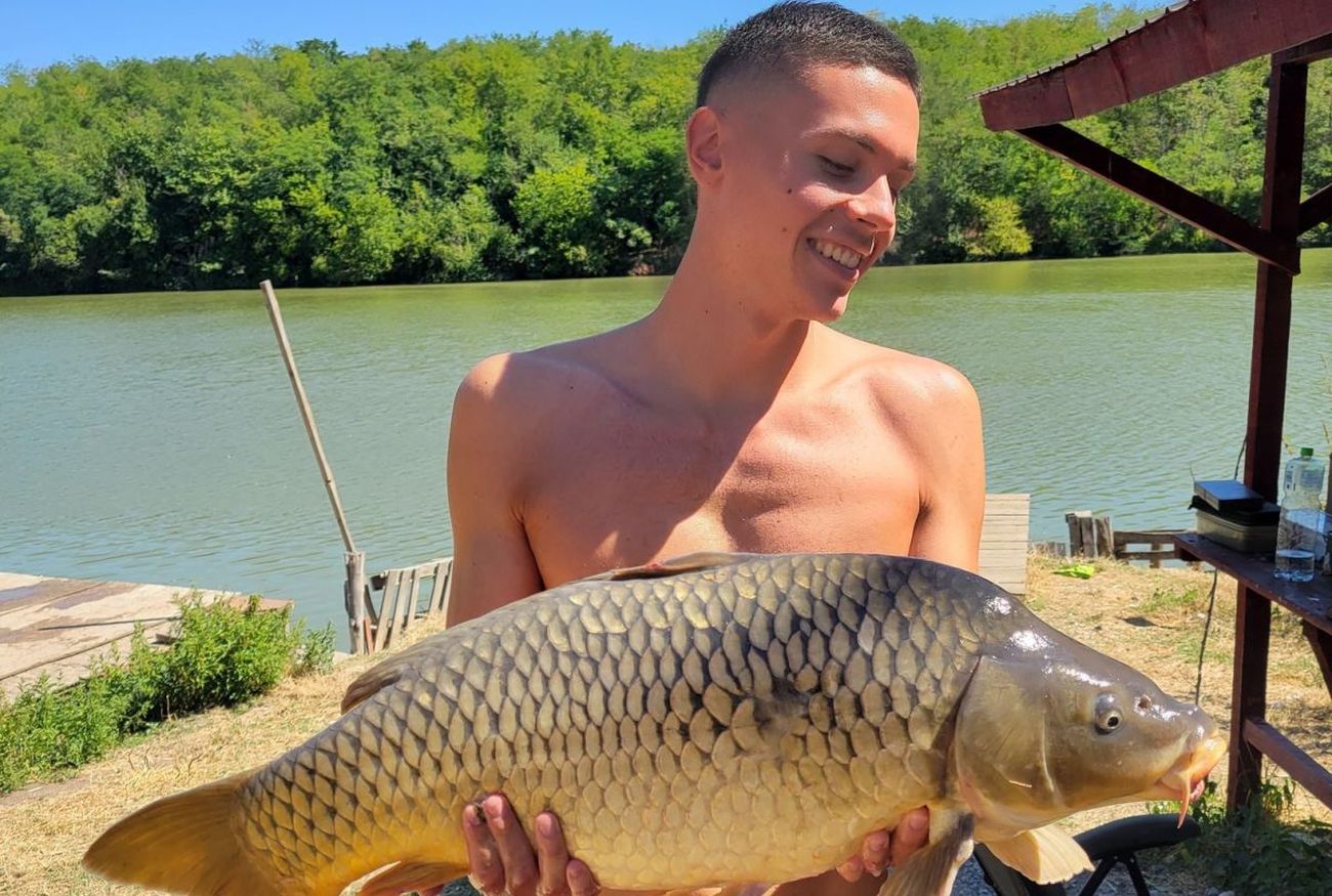 David Popovici a declanșat isteria pe internet după ce s-a pozat la bustul gol cu noua lui „captură”: „Și aici ai fost primul”