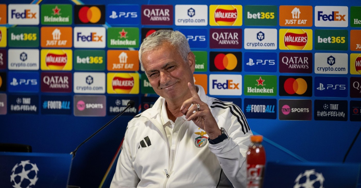 Doamna-Thresa-lucreaza-de-48-de-ani-la-Chelsea.-Gestul-lui-Jose-Mourinho-cand-a-reintalnit-o-.jpg