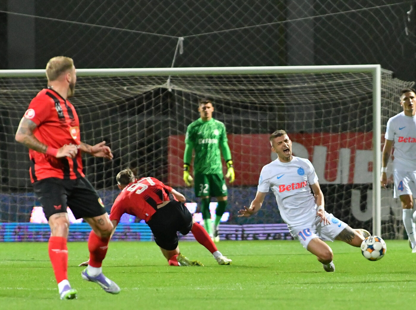 Fost jucător de bază la Steaua în anii 90, uimit de accidentările în serie de la FCSB! „Mi se par că sunt prea multe”. EXCLUSIV