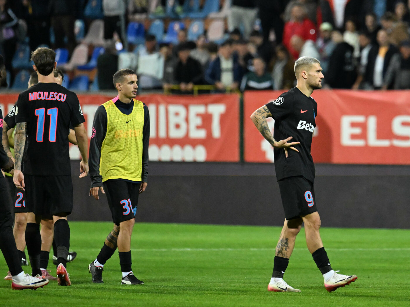 Fosta vedetă de la FCSB a găsit explicația pentru prăbușirea incredibilă a trupei lui Gigi Becali: „Am prieteni acolo! Cred că asta e!”. EXCLUSIV