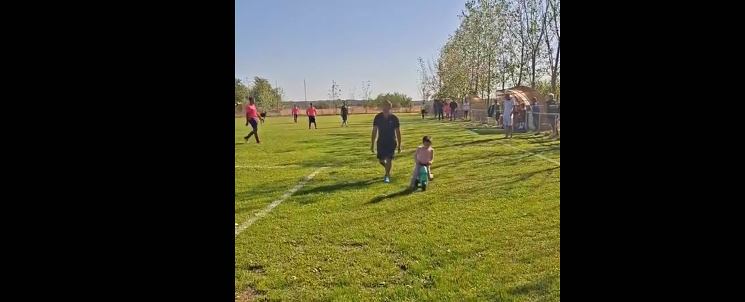 Imagini ireale din România. O femeie a oprit un meci de fotbal la Liga 3 după ce şi-a trimis copilul de 5 ani cu trotineta pe teren: ce a deranjat-o!