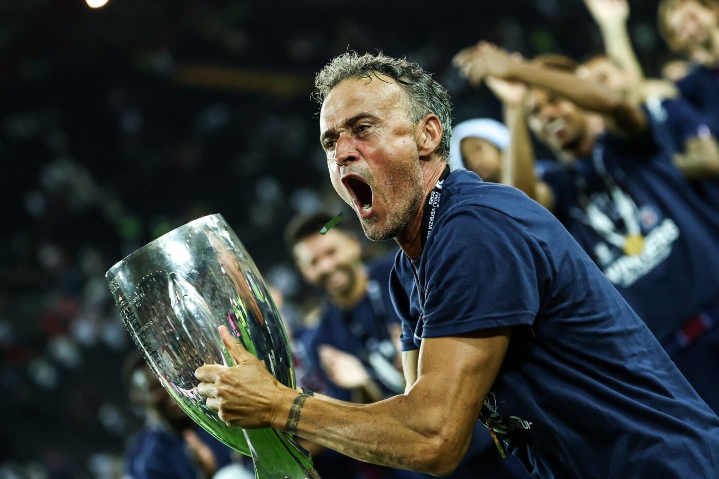 L-au-prins-pe-Luis-Enrique-L-au-filmat-cand-a-facut-„manevra-NFL-care-e-ilegala-in-Champions-League-1400x933.jpg
