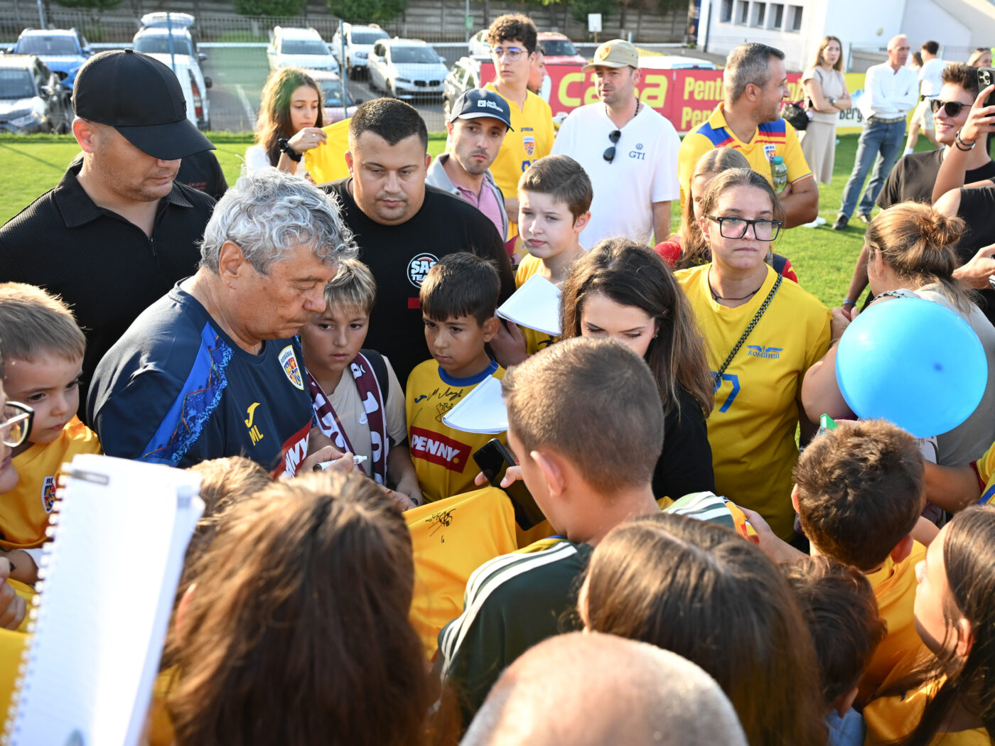 Mesaj puternic din partea suporterilor pentru Mircea Lucescu înainte de România – Canada: tribunele au ales, el e cel mai în formă jucător din Superliga!