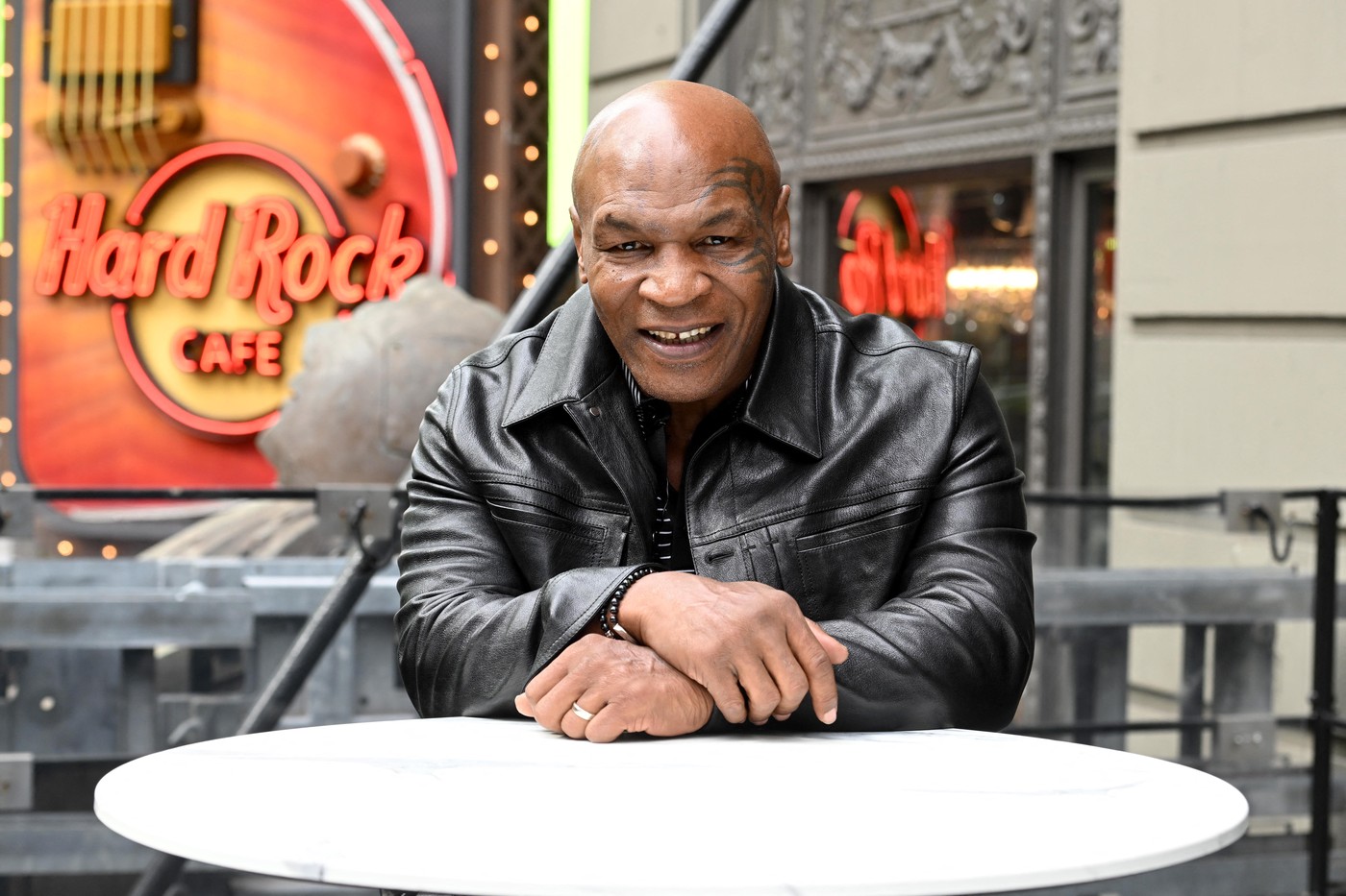 Mike-Tyson-i-a-dat-un-pumn-in-abdomen-lui-Mr.-Beast-si-l-a-pus-in-genunchi.-Momentul-s-a-viralizat-in-toata-lumea.jpg
