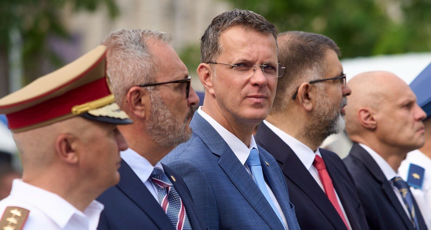 Ministrul-MApN-contrazis-in-cazul-promovarii-celor-de-la-Steaua-Bucuresti-„Ferice-de-cel-ce-nu-l-a-cunoscut-pe-Mosteanu.-Asta-nu-intelege-el-e1758819628553.jpg