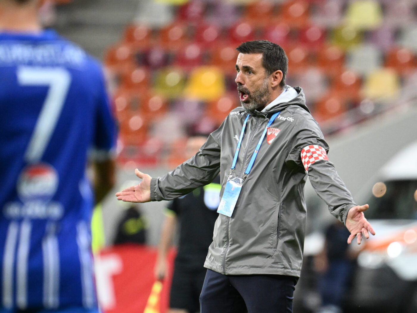 Misterele lui Kopic, bătrânul negustor de timbre. Gabriel Berceanu scrie povestea remizei Dinamo – Farul 1-1: după o repriză dominată clar, „câinii” parcă au plecat de la stadion!