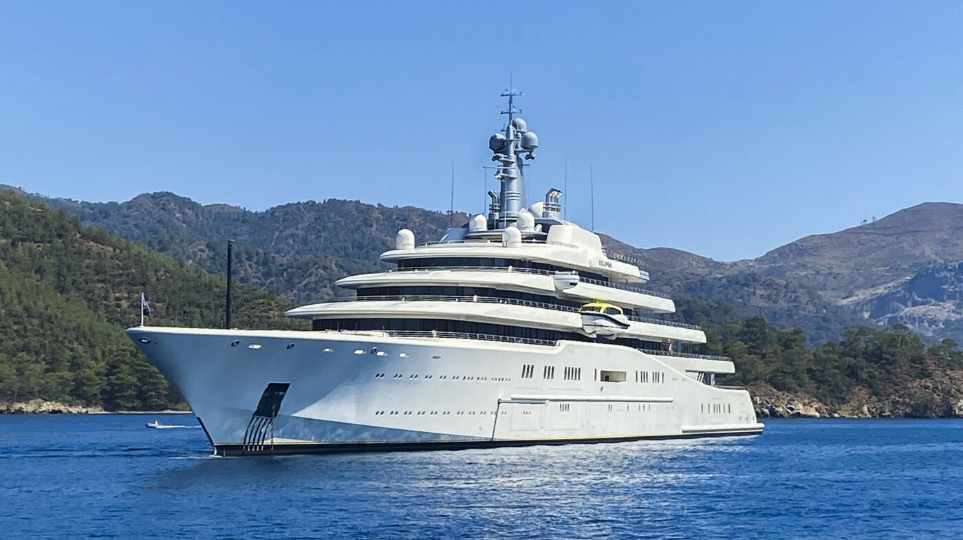 Oligarhul-rus-isi-tine-iahtul-departe-de-zonele-unde-ar-putea-fi-confiscat.-Unde-a-ancorat-Roman-Abramovich-„perla-maritima-de-700-de-milioane-de-dolari-1400x785.jpg