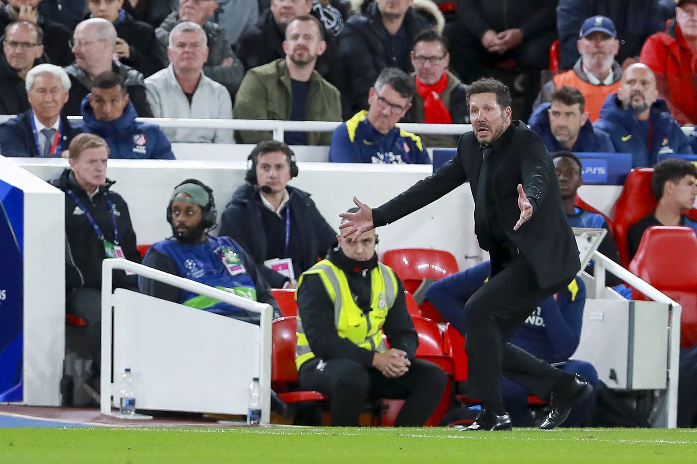 Reactia-presei-engleze-dupa-nebunia-de-la-Liverpool.-Simeone-a-fost-la-un-pas-de-bataie.jpg