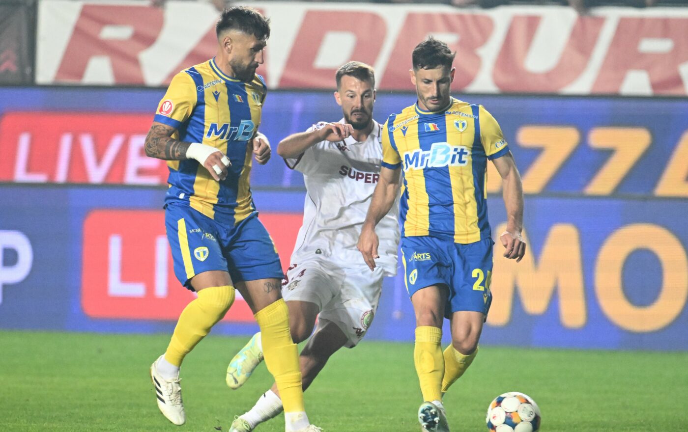 Scandal cu faza de la golul Rapidului. Fotbalistului Petrolului l-a făcut praf pe arbitrul Bîrsan: „A prins ură pe mine. Arogant!”