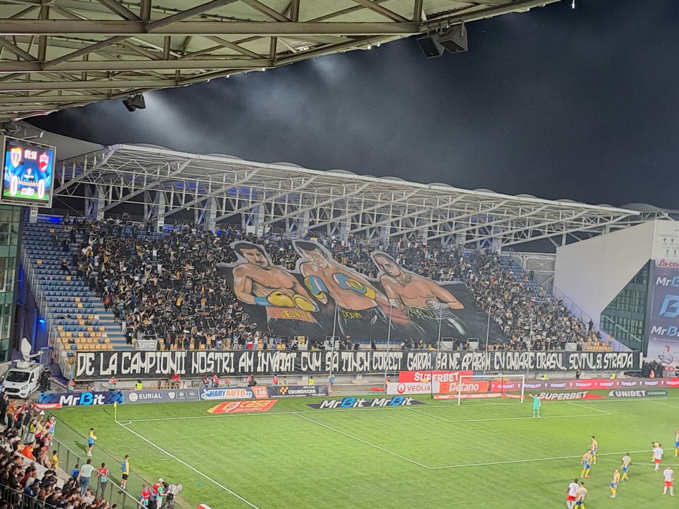 Scenografie impresionantă pentru Leonard Doroftei. Ce gest a făcut marele campion la meciul Petrolul – Dinamo