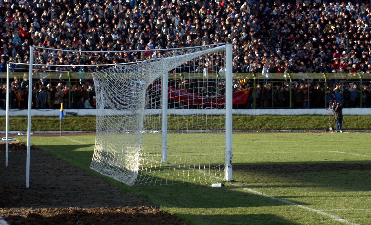 Se reface bijuteria Bistriței! Se demolează o tribună pentru un parc și se modernizează stadionul „Jean Pădureanu”, pe care s-au plătit 3,5 milioane de euro!